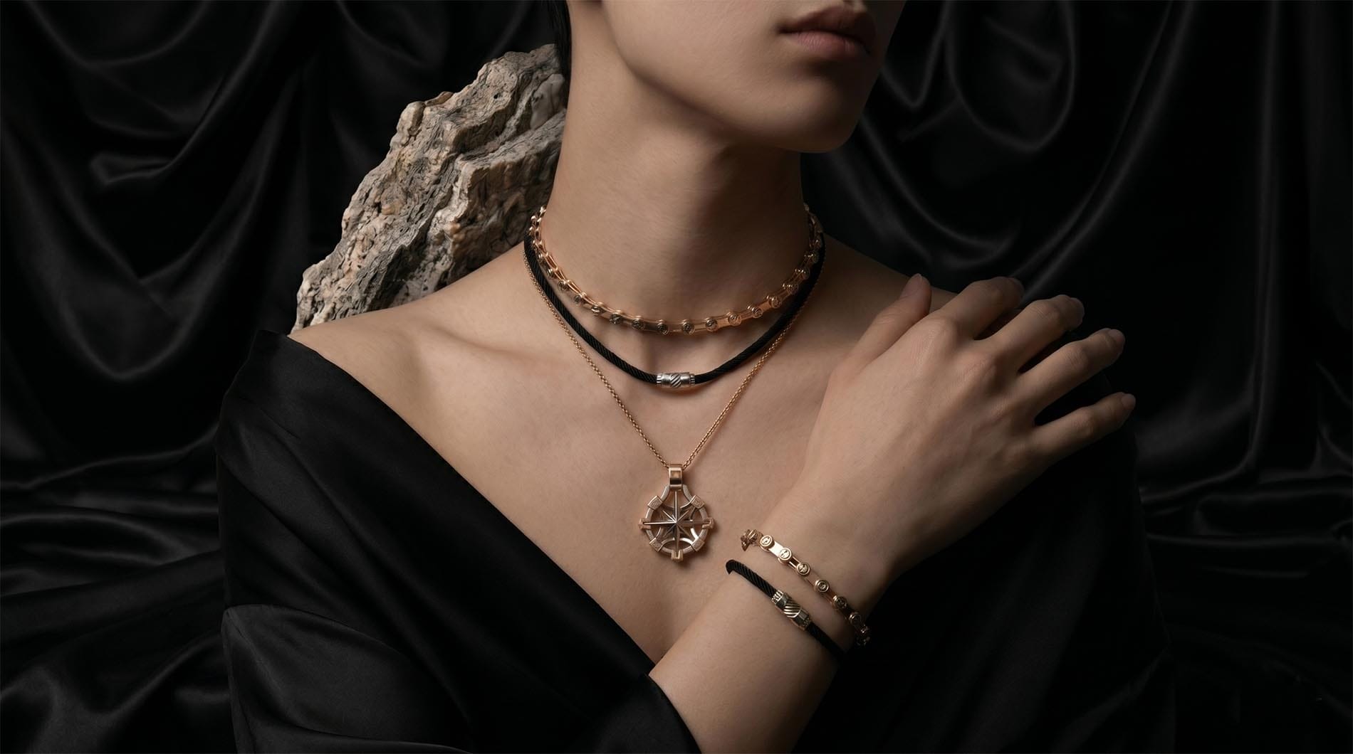 Тренд на многослойность в украшениях. Узнайте, как стильно сочетать мужские золотые цепи, ювелирные шнурки из шелка и кулоны от ювелирного дома CROCUS.