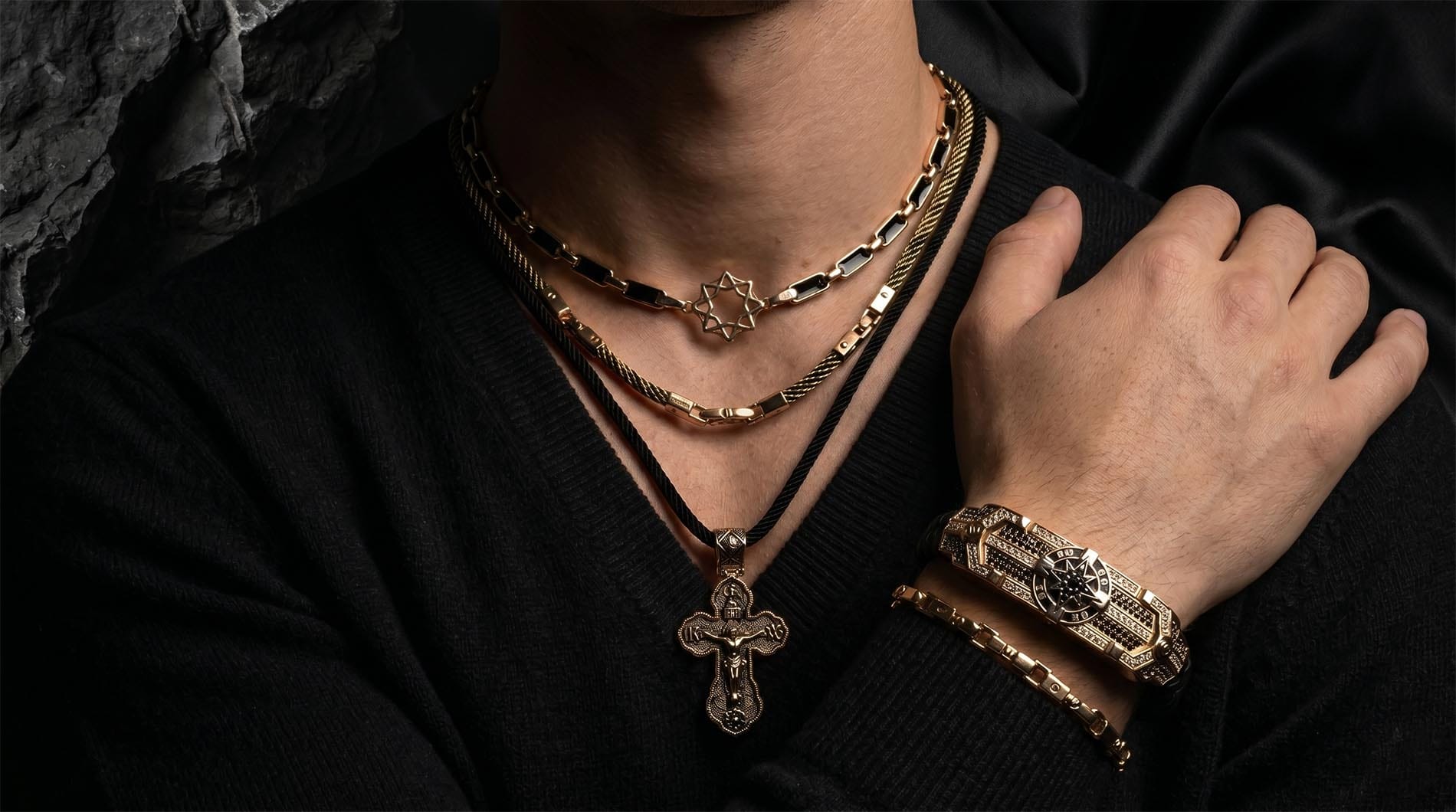 Тренд на багатошаровість у прикрасах. Дізнайтеся, як стильно поєднувати чоловічі золоті ланцюги, ювелірні шнурки з шовку та кулони від ювелірного дому CROCUS.