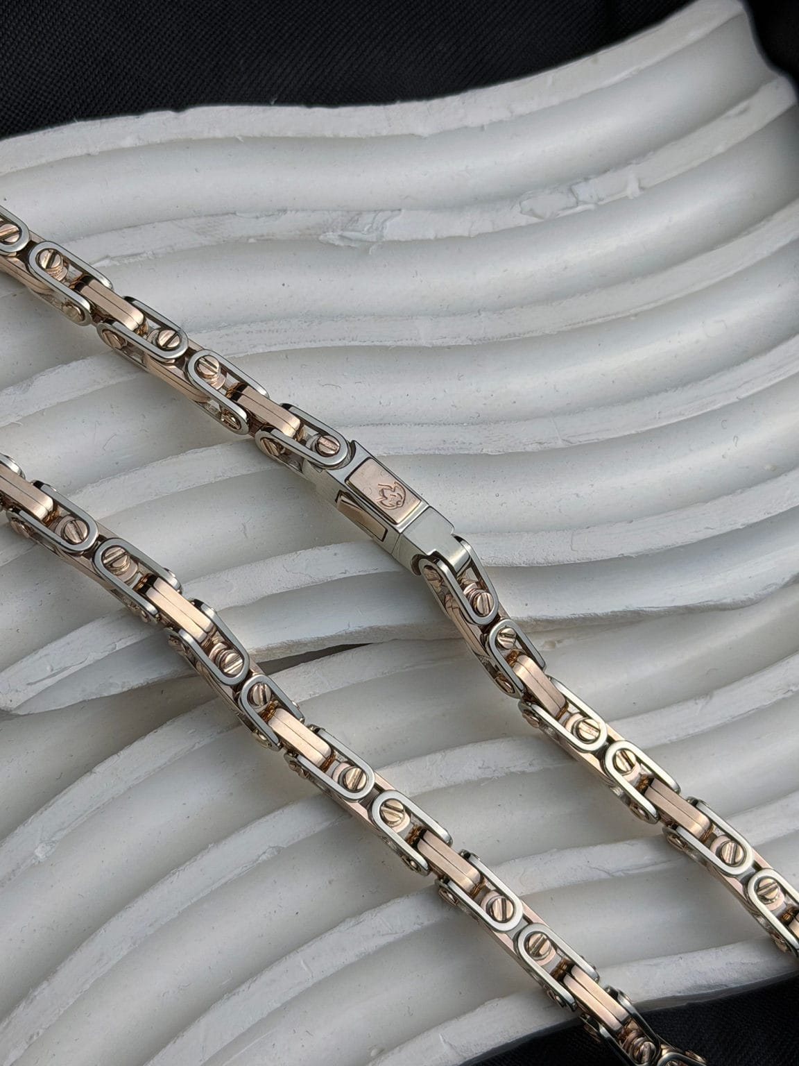 Эксклюзивная золотая цепь CROCUS 0057. Индустриальный дизайн, скрытый замок-звено с автозащелкой. Золото 585 пробы, средний вес 75 г. Унисекс.